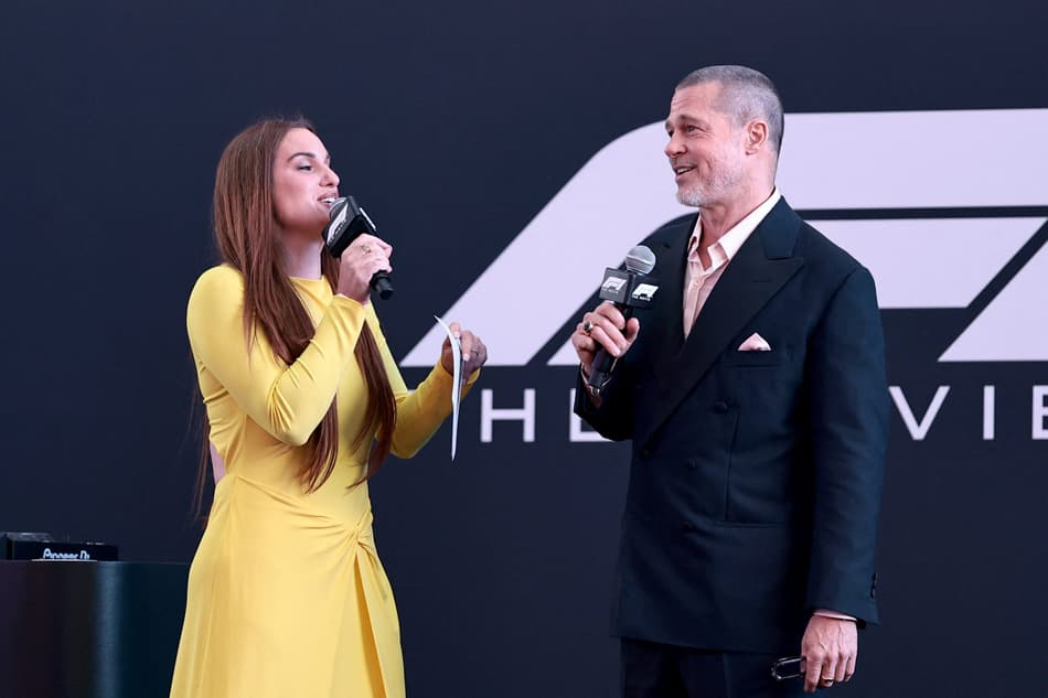 Hannah Berner e Brad Pitt na estreia do filme 'F1' na Times Square, na Nova York (foto: Dimitrios Kambouris / GETTY IMAGES NORTH AMERICA / Getty Images via AFP)