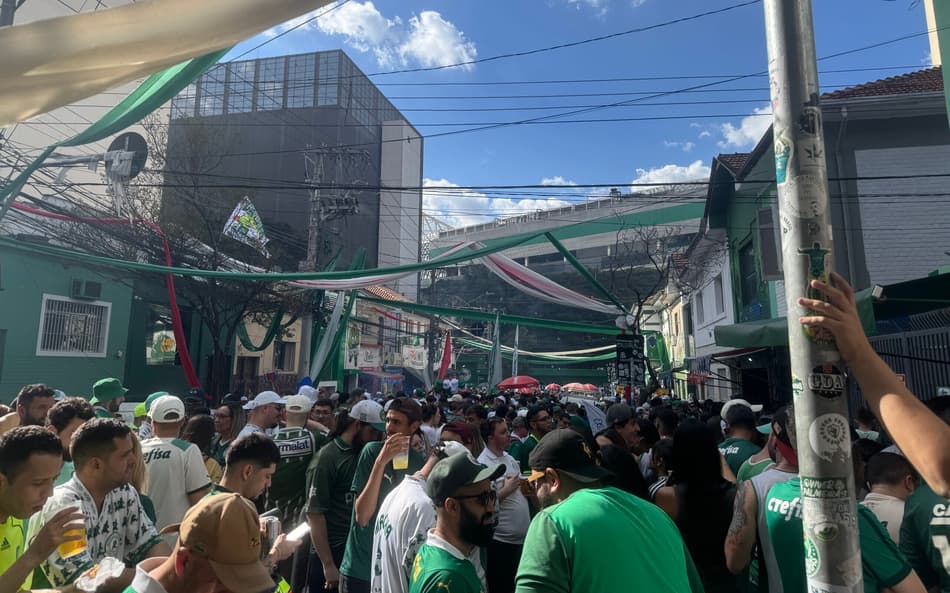 Torcida do Palmeiras nos arredores do Allianz Parque