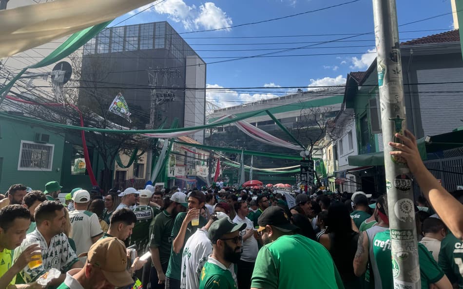 Torcida do Palmeiras nos arredores do Allianz Parque