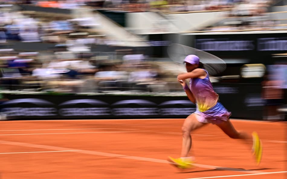 Iga Swiatek vence Elina Svitolina em Roland Garros (foto: JULIEN DE ROSA / AFP)