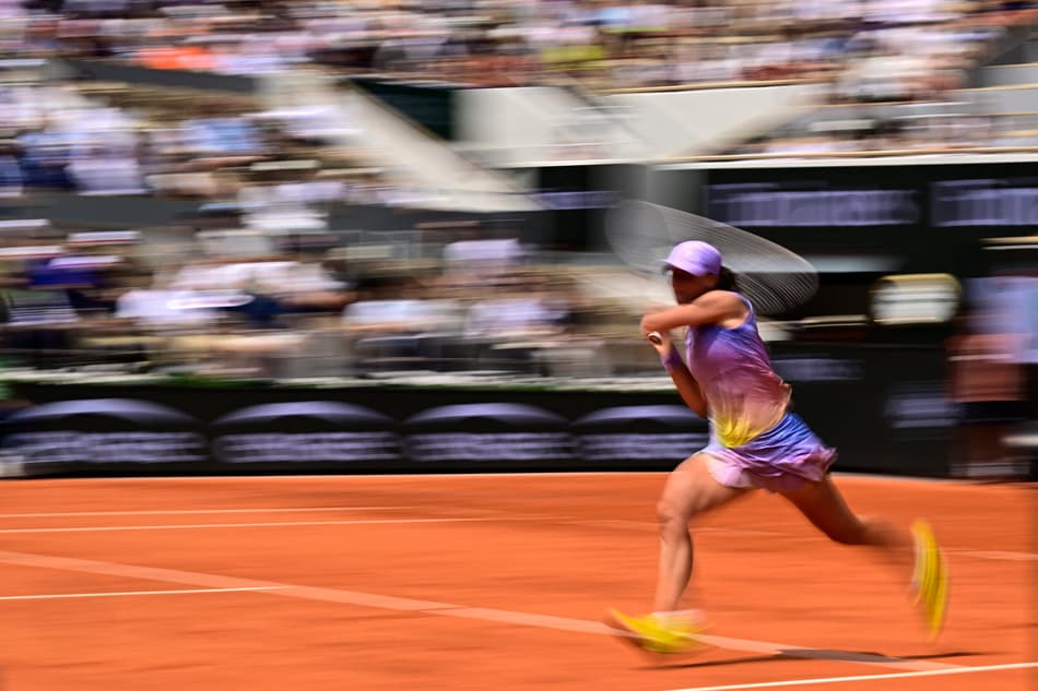 Iga Swiatek vence Elina Svitolina em Roland Garros (foto: JULIEN DE ROSA / AFP)
