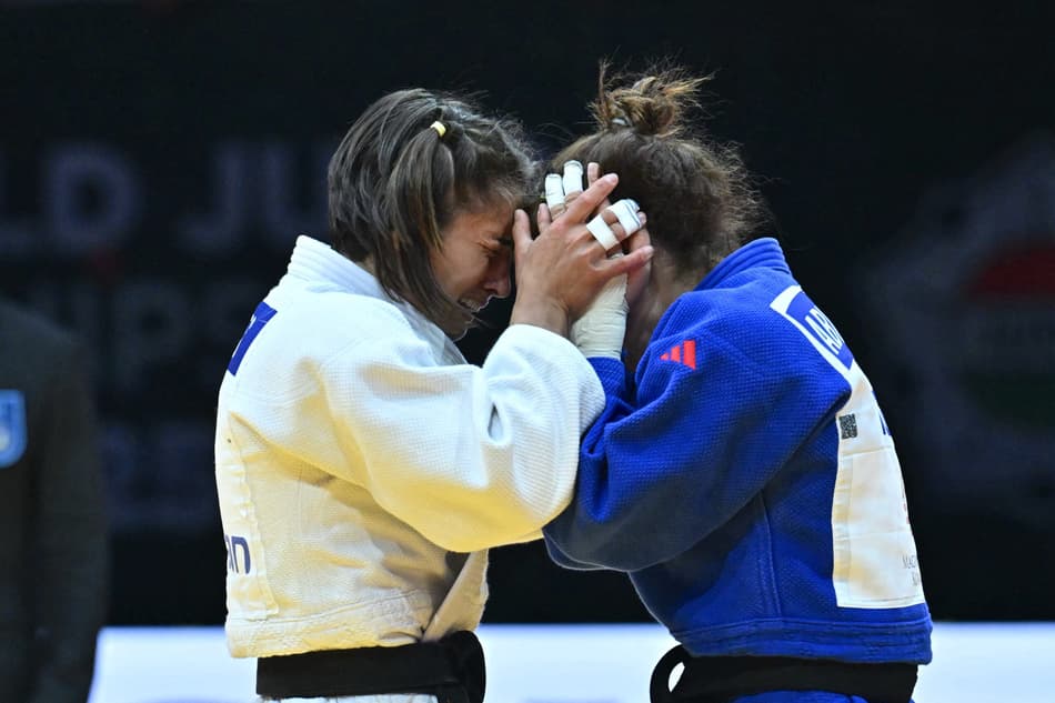 A italiana Assunta Scutto comemora a vitória sobre Abiba Abuzhakynova, do Cazaquistão, na final da categoria -48kg feminina (foto: Attila KISBENEDEK / AFP)