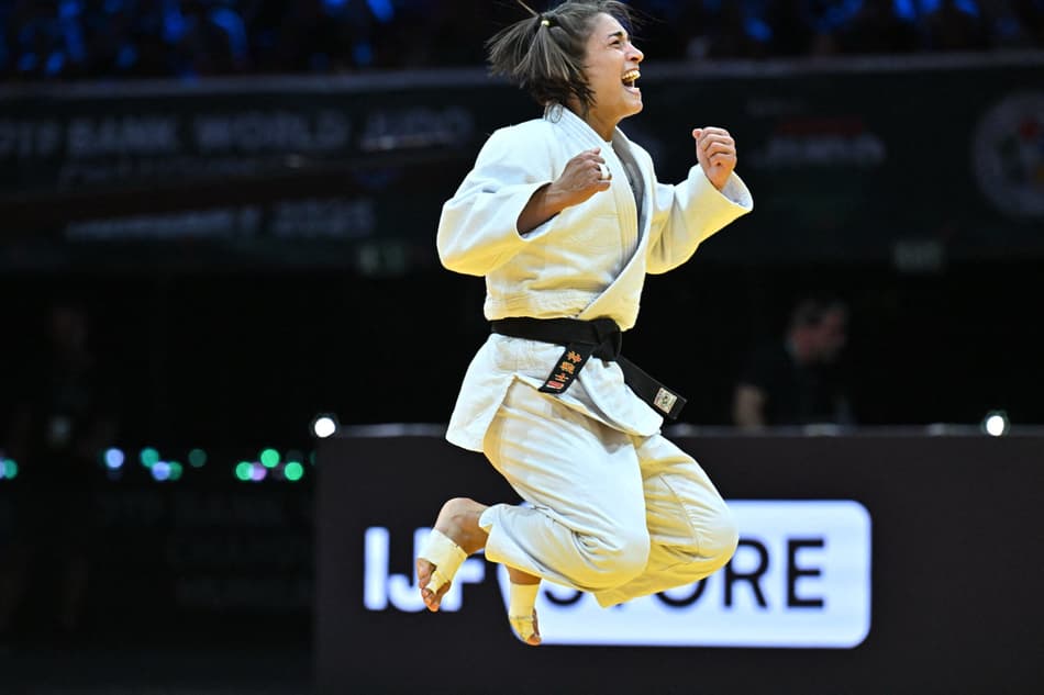 A italiana Assunta Scutto comemora a vitória sobre Abiba Abuzhakynova, do Cazaquistão, na final da categoria -48kg feminina (foto: Attila KISBENEDEK / AFP)