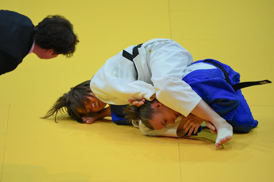 A japonesa Koga Wakana luta contra Rebeka Koszegi, da Hungria (azul) ma eliminatória da categoria -48kgs feminina (foto: Ferenc ISZA / AFP)