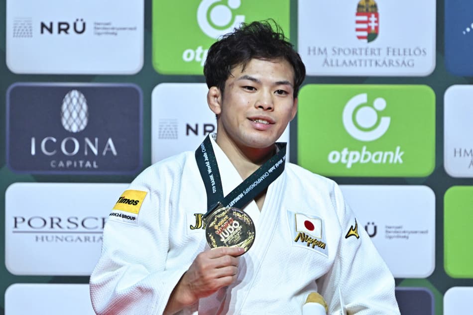 Japonês Nagayama Ryuju vcelebra a medalha de ouro na categoria -60kg masculina (foto: Attila KISBENEDEK / AFP)