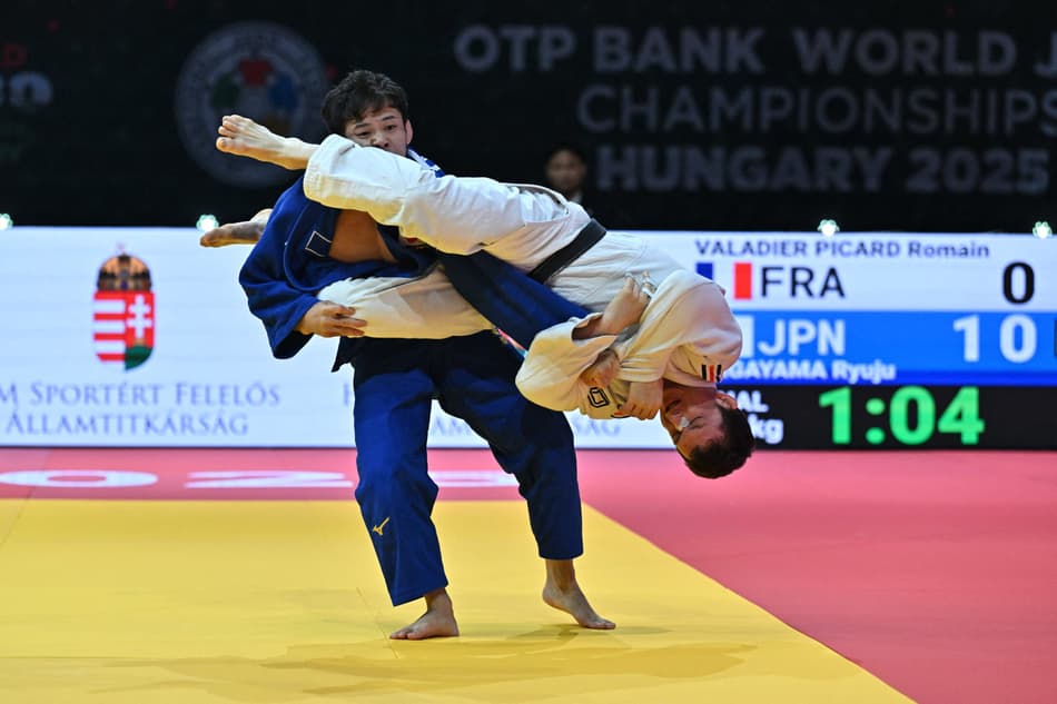 O romeno Valadier Picard enfrenta Ryuju Nagayama (azul), do Japão, na categoria -60kg masculino (foto: Attila KISBENEDEK / AFP)