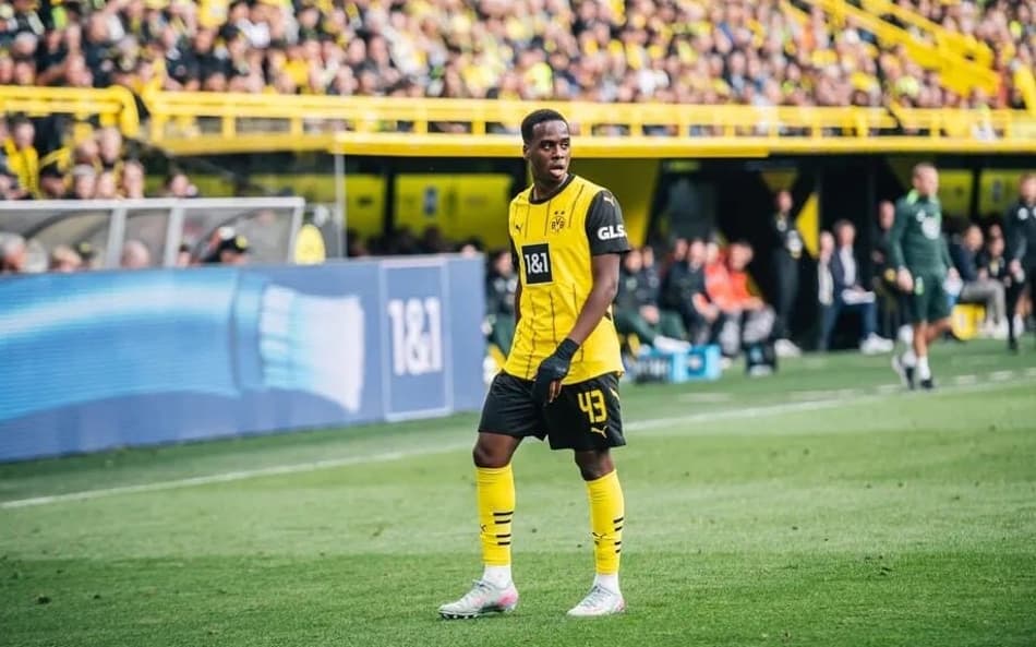Jamie Gittens em ação pelo Borussia Dortmund (Foto: Hesham Elsherif/NurPhoto via Getty Images)