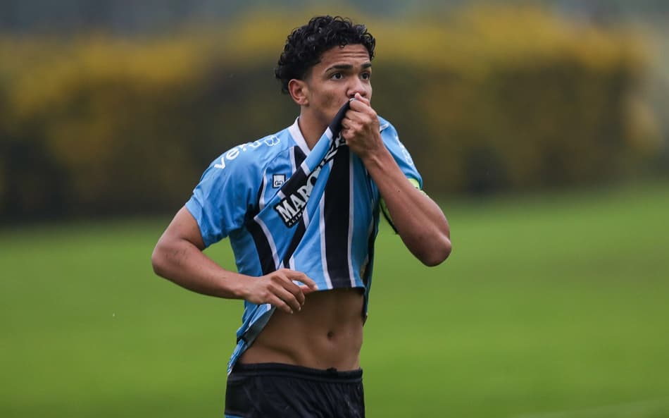 João Borne comemora um de seus gols na vitória do Grêmio no Gre-Nal pelo Campeonato Gaúcho Sub-17. (Foto: Guilherme Testa/Grêmio FPBA)