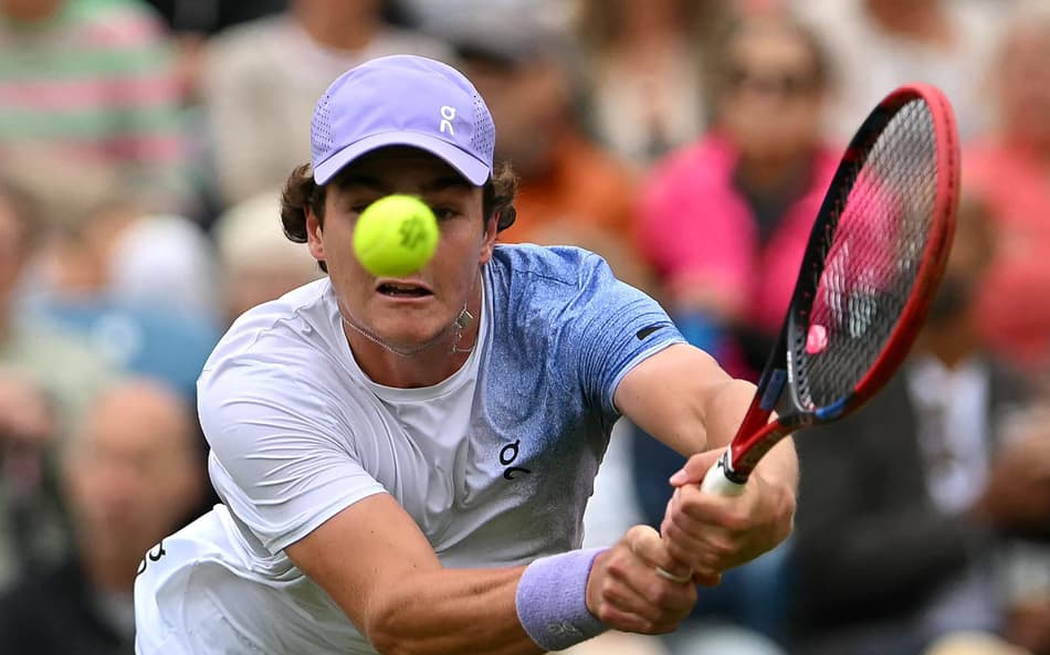 João Fonseca retoma a partida contra Taylor Fritz em Eastbourne (foto: Glyn KIRK / AFP)
