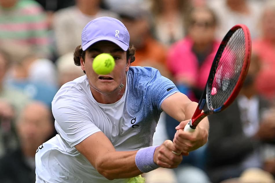 João Fonseca retoma a partida contra Taylor Fritz em Eastbourne (foto: Glyn KIRK / AFP)