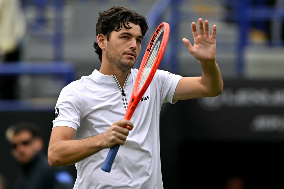 Taylor Fritz comemora vitória sobre João Fonseca em Eastbourne (foto: Glyn KIRK / AFP)