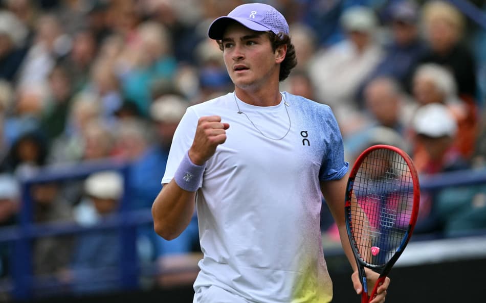 João Fonseca retoma a partida contra Taylor Fritz em Eastbourne (foto: Glyn KIRK / AFP)