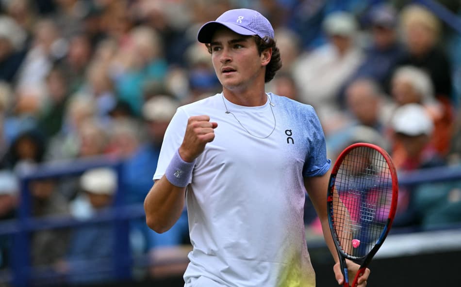 João Fonseca retoma a partida contra Taylor Fritz em Eastbourne (foto: Glyn KIRK / AFP)