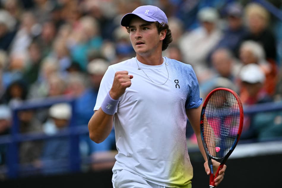 João Fonseca retoma a partida contra Taylor Fritz em Eastbourne (foto: Glyn KIRK / AFP)