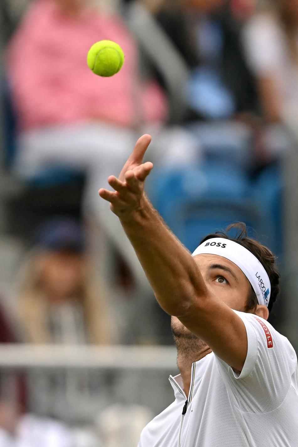 João Fonseca retoma a partida contra Taylor Fritz em Eastbourne (foto: Glyn KIRK / AFP)