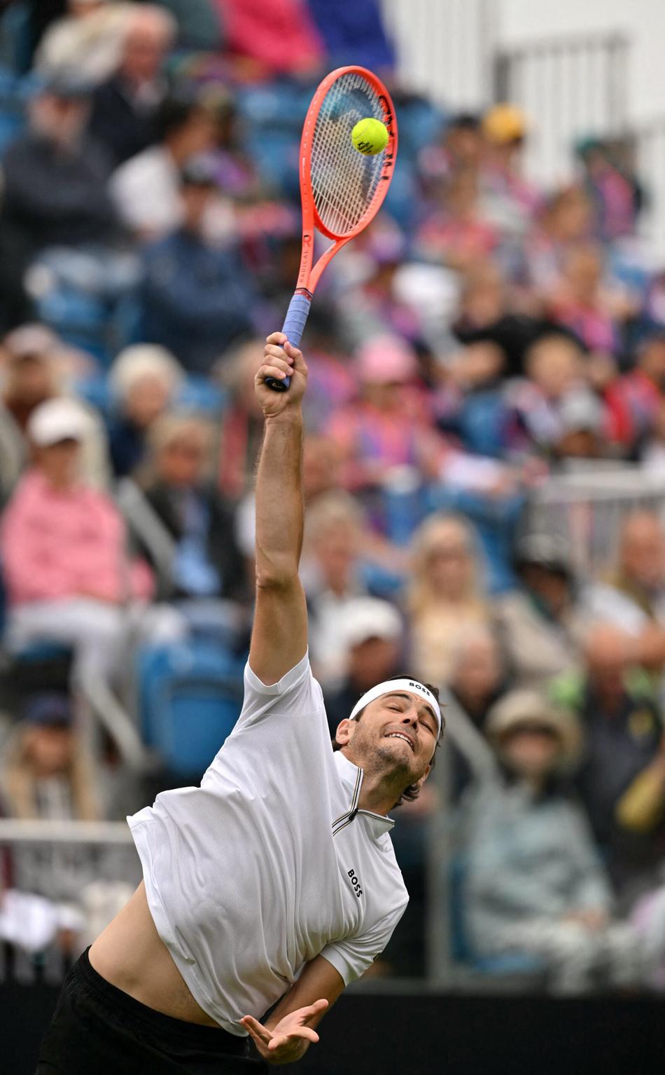 João Fonseca retoma a partida contra Taylor Fritz em Eastbourne (foto: Glyn KIRK / AFP)