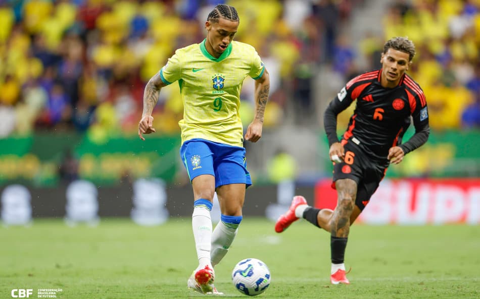 João Pedro em ação com a bola no jogo entre Brasil e Colômbia