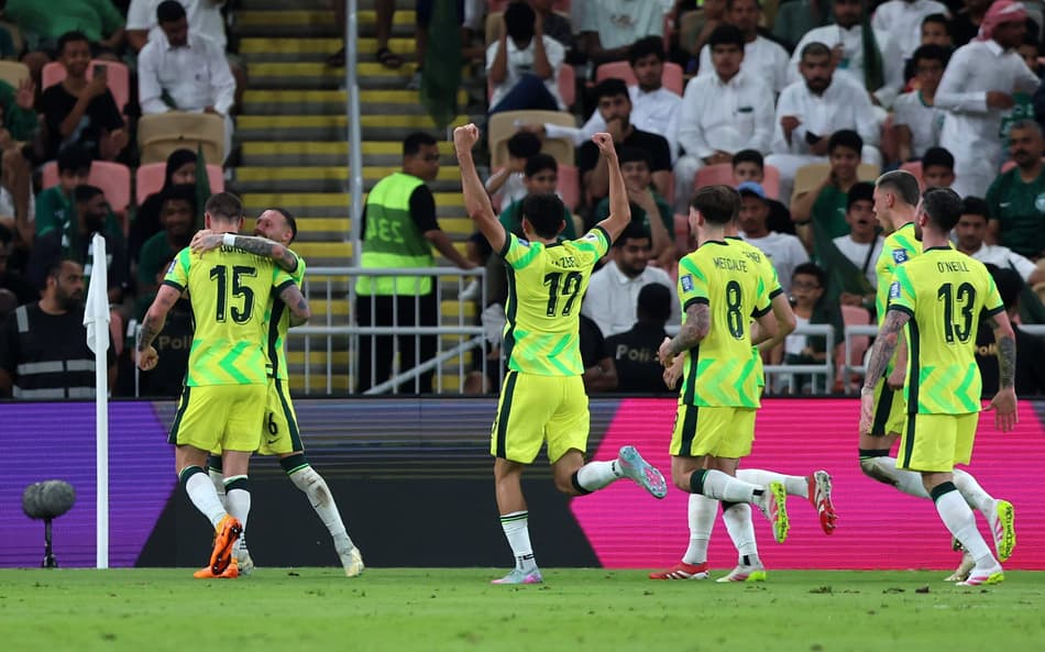 Jogadores da Austrália comemoram gol sobre a Arábia Saudita e vaga na Copa do Mundo