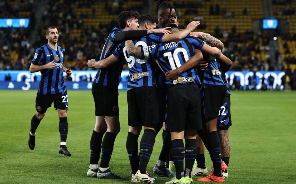 Jogadores da Inter de Milão celebram gol marcado por Dumfries sobre a Atalanta, pela semifinal da Supercopa da Itália