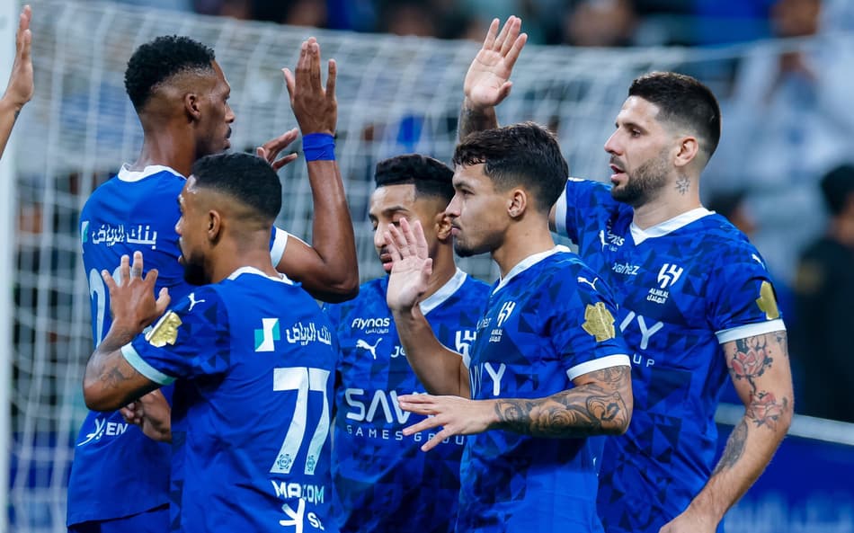 Jogadores do Al-Hilal comemoram gol sobre o Al Taawon