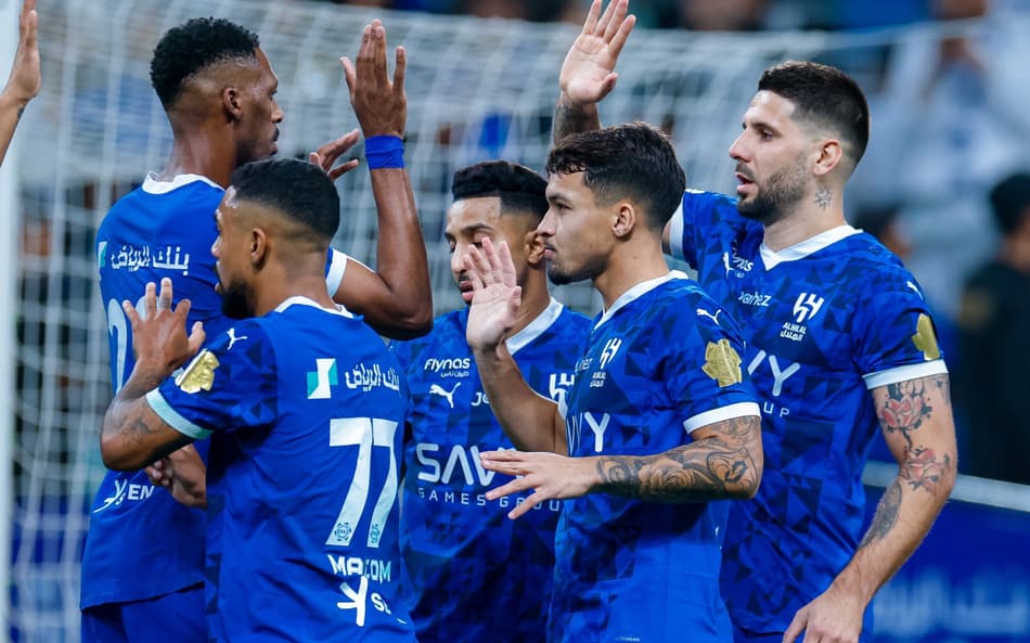 Jogadores do Al-Hilal comemoram gol sobre o Al Taawon