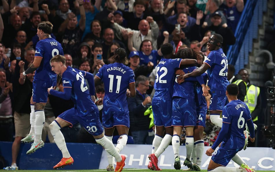 Jogadores do Chelsea comemoram gol de Cucurella sobre o Manchester United, pela Premier League