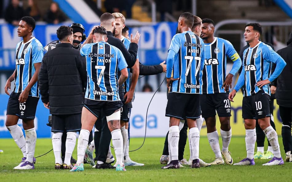 Jogadores do Grêmio após jogo na Arena do Grêmio. (Foto: Maxi Franzoi/AGIF)
