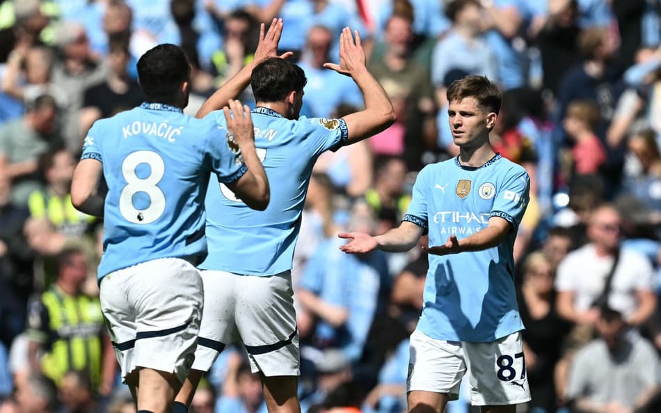 Jogadores do Manchester City comemoram gol sobre o Crystal Palace, pela Premier League