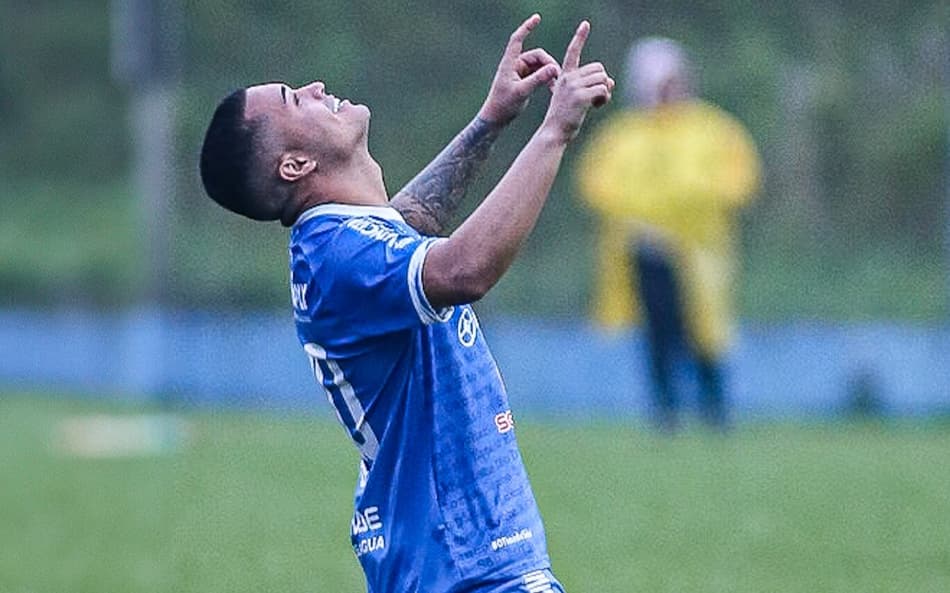 Johann comemora seu gol na vitória do Aimoré sobre o Gaúcho. (Foto: Fábio Moraes)