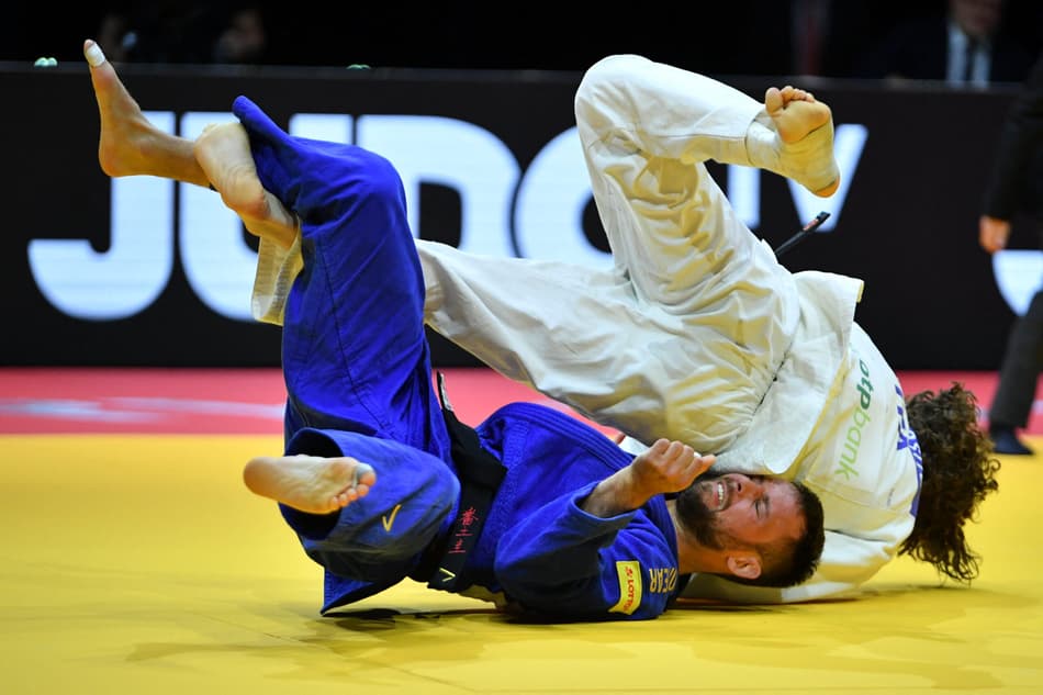 Itaiano Giovanni Esposito enfrenta Igor Wandtke (Alemanha) no Mundial de Judô (foto: Ferenc ISZA / AFP)