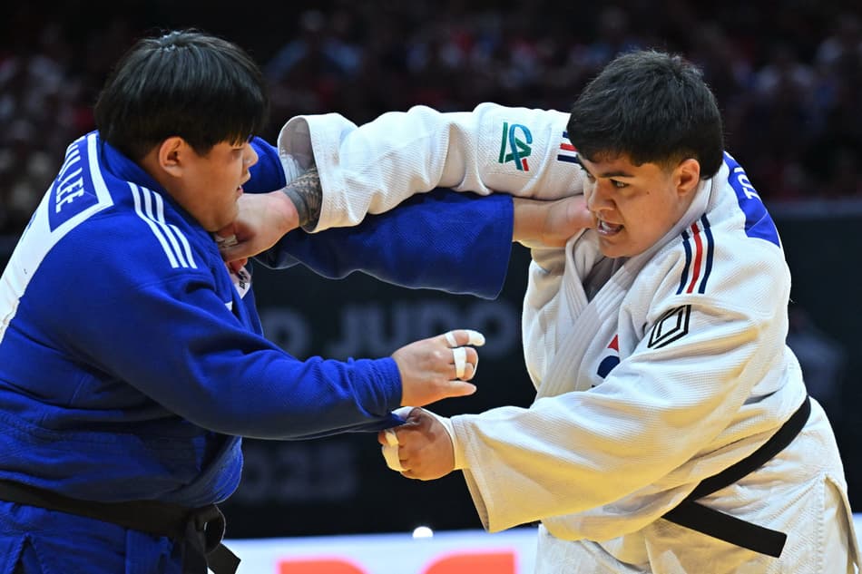 Francesa Julia Tolofua enfrenta Hyeonji Lee no Mundial de Judô (foto: Attila KISBENEDEK / AFP)