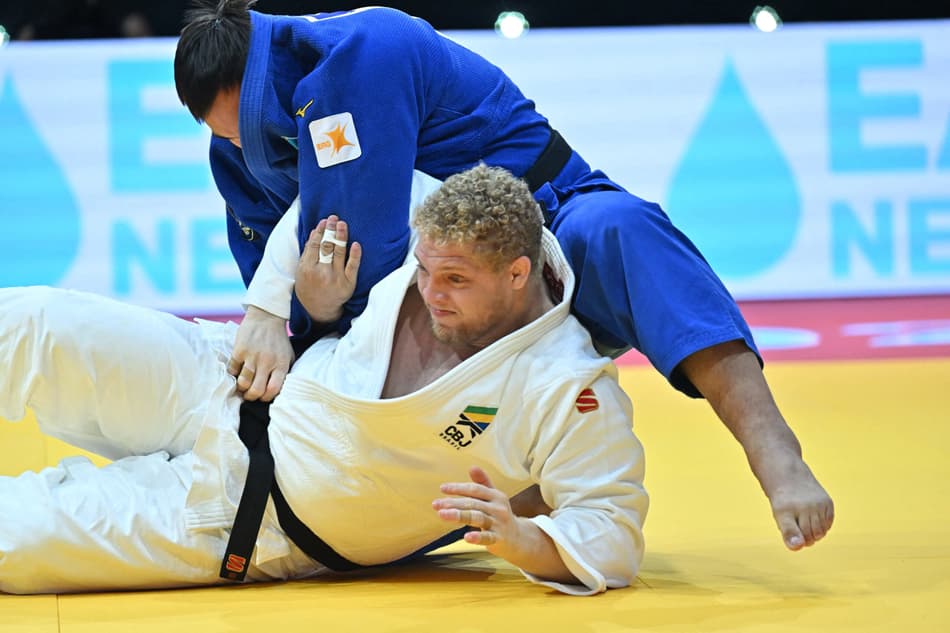 Brasileiro Rafael Buzacarini enfrenta Yelaman Yergaliyev, do Cazaquistão no Mundial de Judô (foto: Attila KISBENEDEK / AFP)