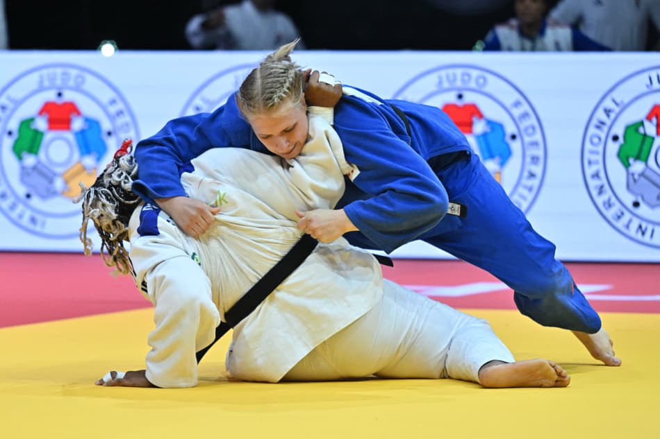 Francesa Romane Dicko enfrenta Elis Startseva no Mundial de Judô (foto: Attila KISBENEDEK / AFP)