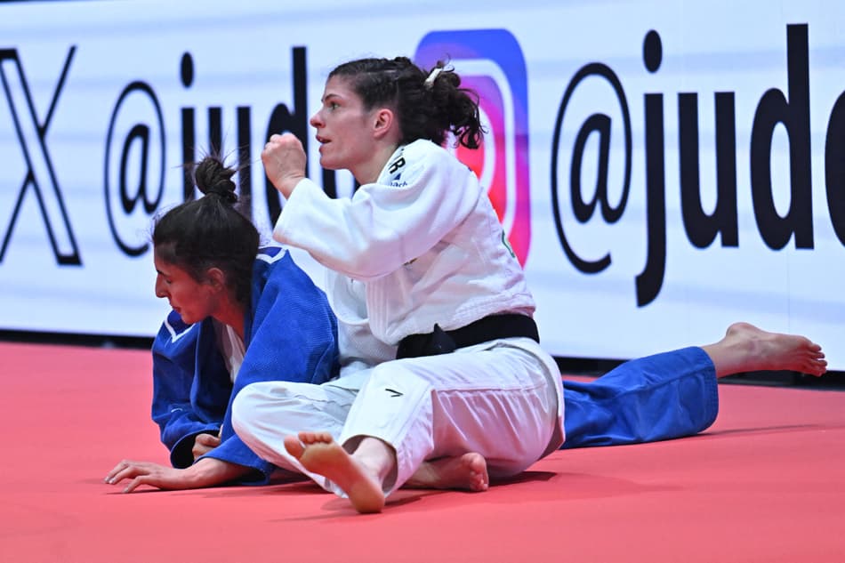Alemã Seija Ballhaus enfrenta Fidan Alizada (Azerbaijão) no Mundial de Judô (foto: Attila KISBENEDEK / AFP)