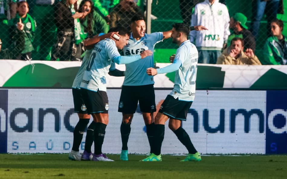 Jogadores do Grêmio comemoram um dos gols da vitória sobre o Juventude. (Foto: Luiz Erbes/AGIF)