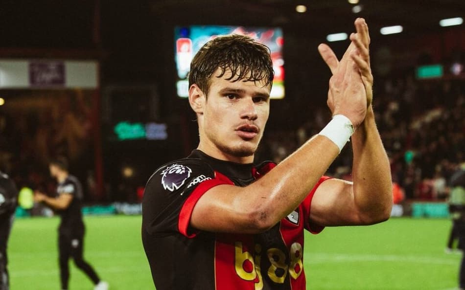 Kerkez após vitória do Bournemouth (Foto: Divulgação/Bournemouth)