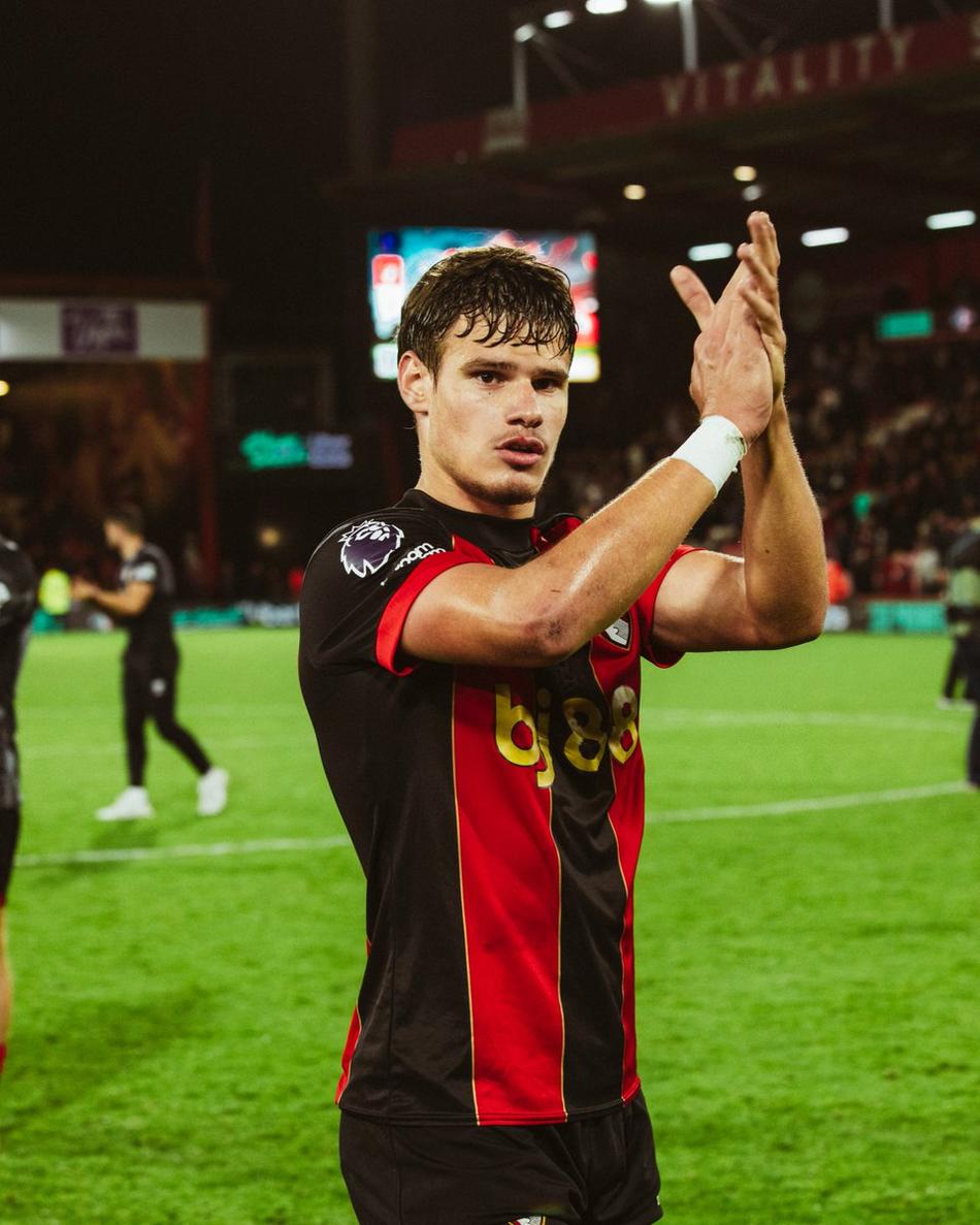 Kerkez após vitória do Bournemouth (Foto: Divulgação/Bournemouth)