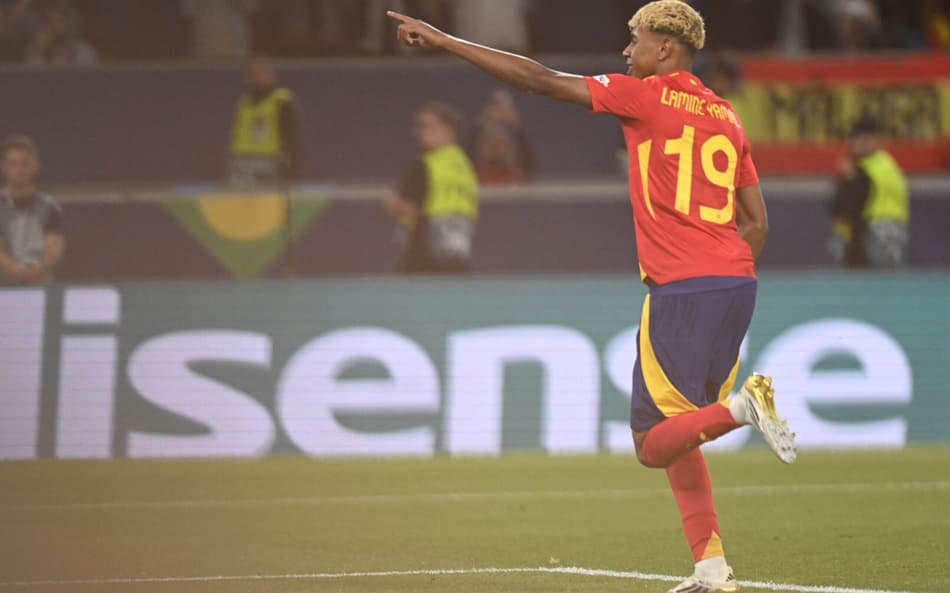 Lamine Yamal comemora gol marcado pela Espanha sobre a França, na Nations League