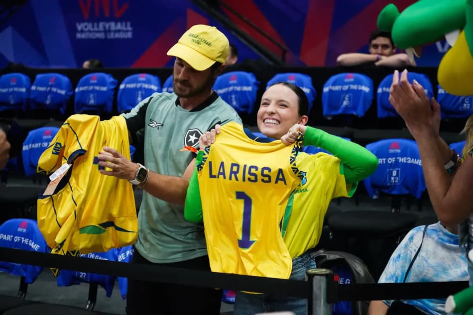 Larissa Manoela e o marido prestigiam a estreia do Brasil na VNL masculina