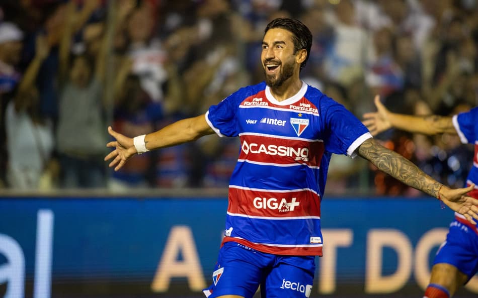 Lucero comemora seu gol em Fortaleza x Ferroviário no Vargas (foto: Baggio Rodrigues/AGIF)