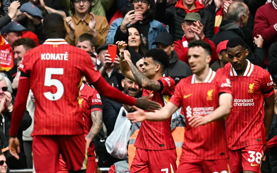 Luis Díaz comemora gol marcado pelo Liverpool sobre o West Ham, pela Premier League