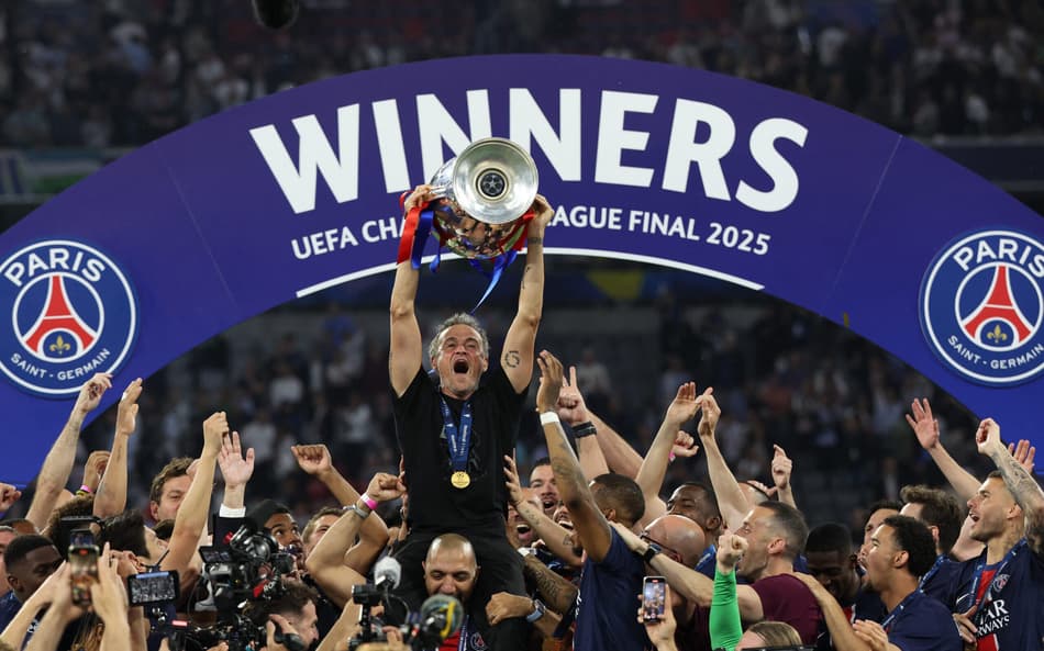 Luis Enrique ergue o troféu da Champions League vencida pelo PSG