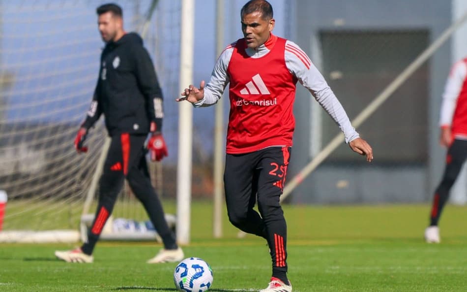 Gabriel Marcado, zagueiro do Internacional, volta aos treinos