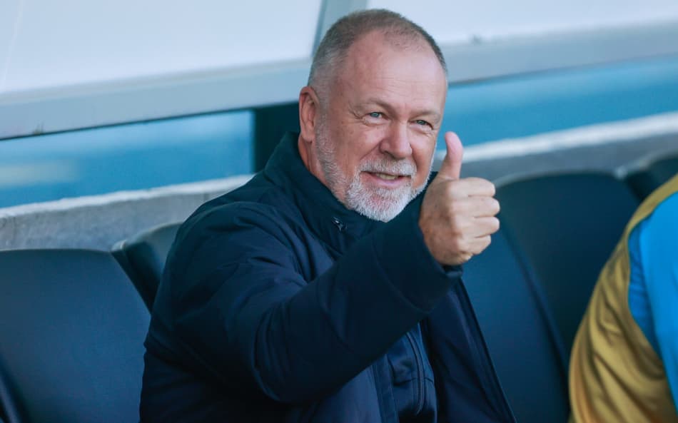 Mano Menezes faz sinal positivo antes do jogo do Grêmio contra o Juventude. (Foto: Luiz Erbes/AGIF)