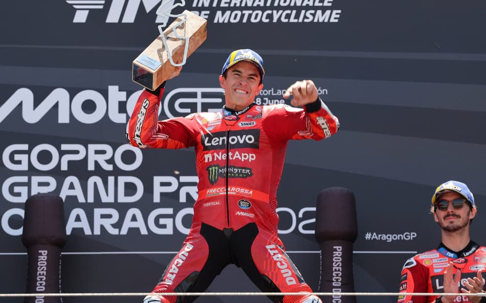 Marc Marquez comemora o título do GP de Aragão (foto: LLUIS GENE / AFP)