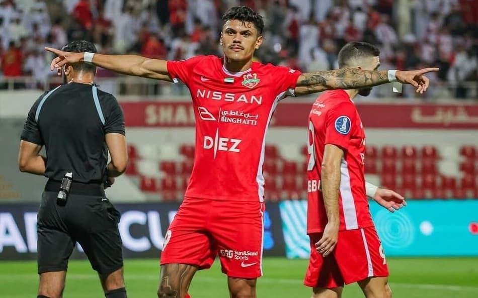 Mateusão celebra gol marcado pelo Shabab Al-Ahly, dos Emirados Árabes