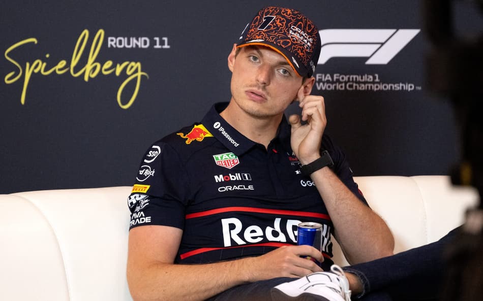 Max Verstappen em coteiva de imprensa em Spielberg, Áustria (foto: Joe Klamar / AFP)