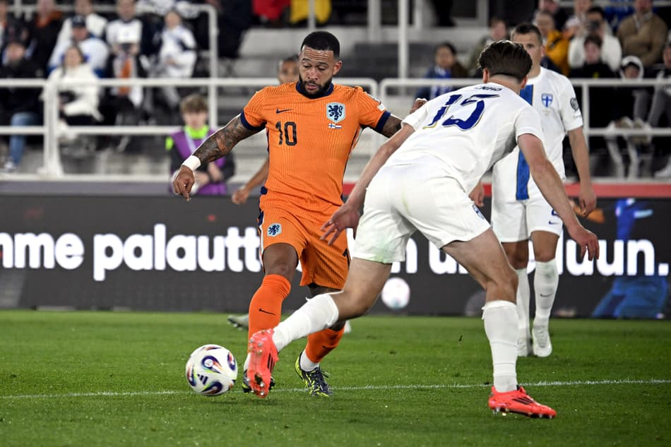 Memphis em ação pela Holanda contra a Finlândia, pelas Eliminatórias para a Copa do Mundo