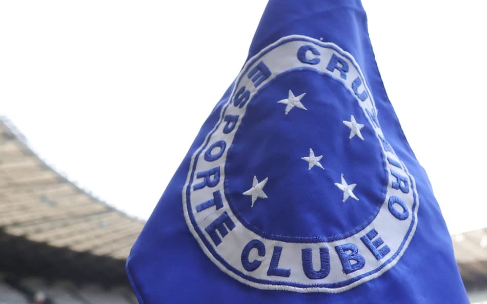 Bandeira do Cruzeiro no escanteio do estadio Mineirao para partida entre Cruzeiro e Vasco pelo campeonato Brasileiro A 2024. Foto: Gilson Lobo/AGIF