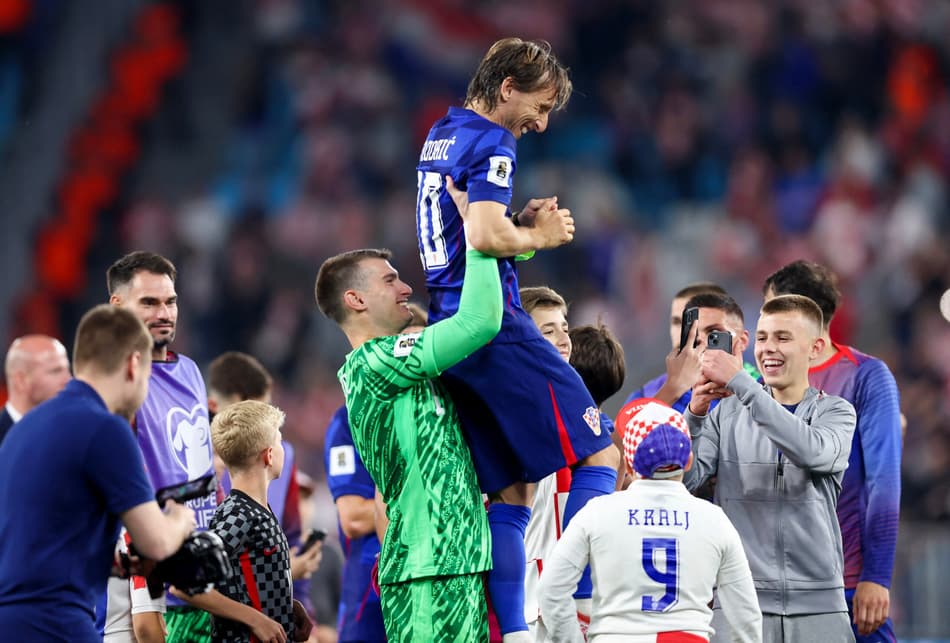 Modric é exaltado por companheiros da Croácia após vitória sobre a Tchéquia nas Eliminatórias (Foto: Damir Sencar/AFP)